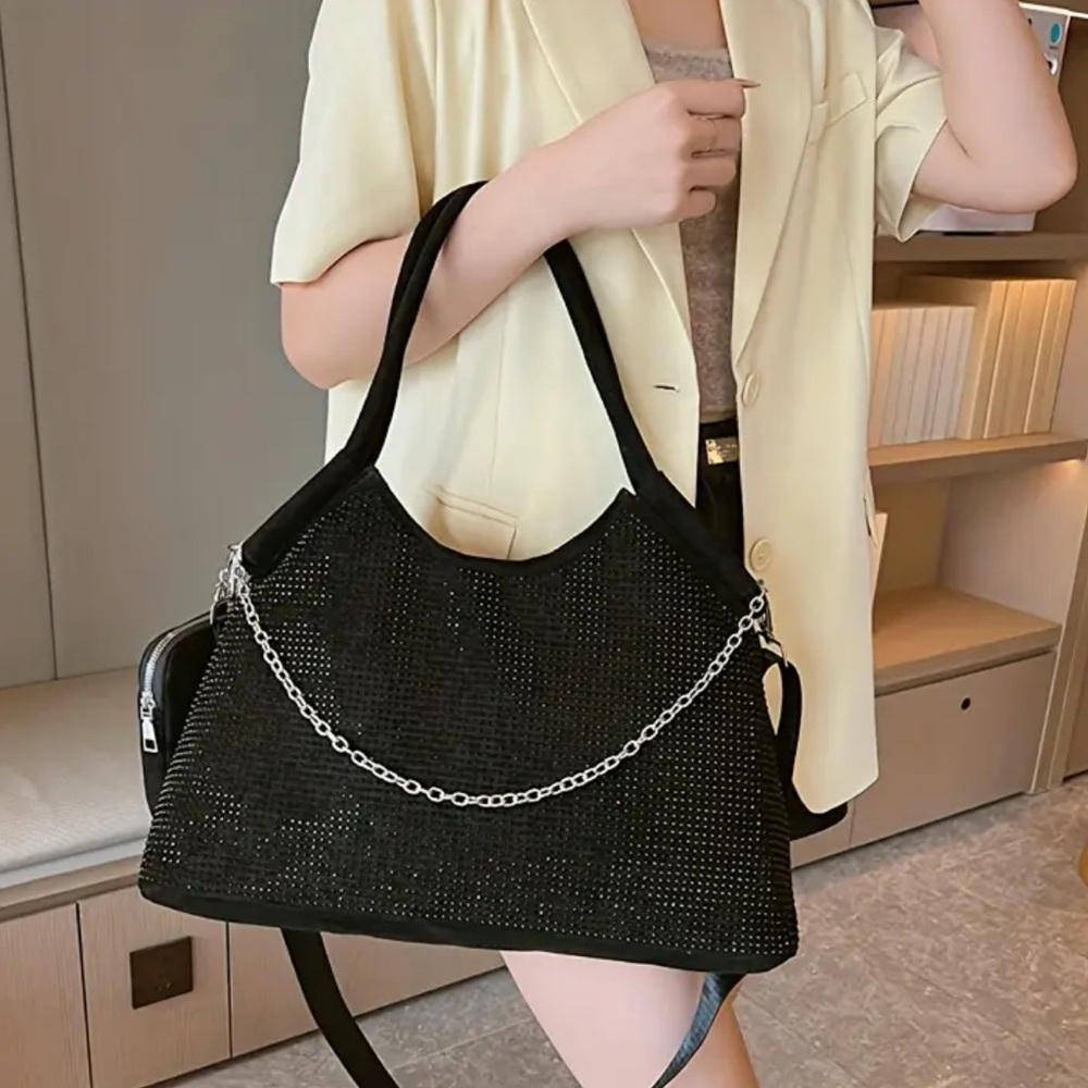 Elegant Black Shoulder Bag with Timeless Appeal